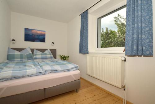 a bedroom with a bed and a window at Haus Mariedl in Reutte