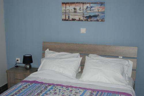 Säng eller sängar i ett rum på Soula's Sunshine Apartments