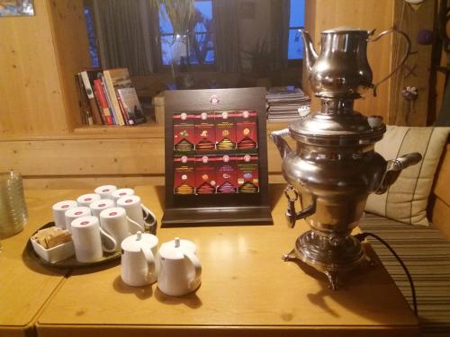 Příslušenství pro přípravu čaje a kávy v ubytování Gasthaus Furlhütte