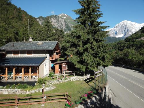 a house on the side of a road with a tree at Camping Du Parc in Pré-Saint-Didier