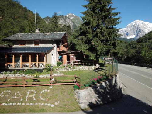 a house on the side of a road with mountains at Camping Du Parc in Pré-Saint-Didier
