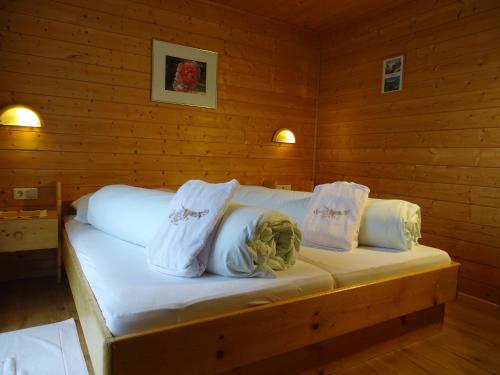 Posteľ alebo postele v izbe v ubytovaní Gasthof Geierwallihof