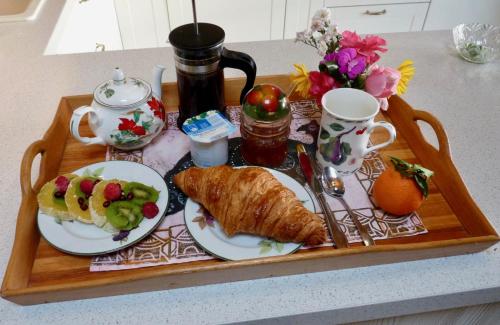 ein Tablett mit zwei Teller Essen auf einem Tisch in der Unterkunft Saint Laurent 1330 Chemin de Saint Laurent in Rieux