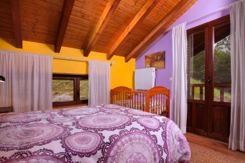 1 dormitorio con 1 cama en una habitación con ventanas en La Casuca Nandin, en Arredondo