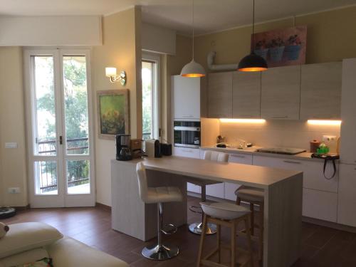 una cocina con encimera y algunas sillas. en Casa Laura, en Dormelletto