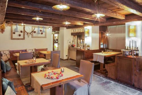サウリスにあるHotel Rikhelanのダイニングルーム(木製のテーブルと椅子付)