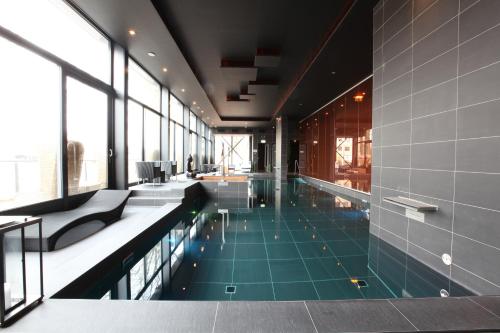 uma piscina no meio de um edifício em Hotel & Spa Savarin - Rijswijk, The Hague em Rijswijk