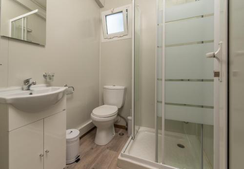 カラミツィにあるCamping Tsitreliのバスルーム(トイレ、洗面台、シャワー付)