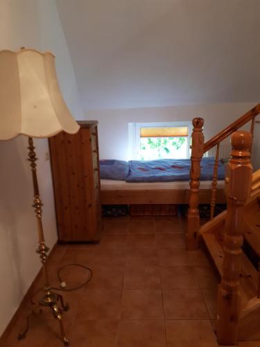 een kamer met een bed, een lamp en een raam bij Zielony Raj in Siedlisko