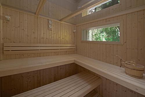 a sauna with a bench and a window at Bkerzay in Baakleen