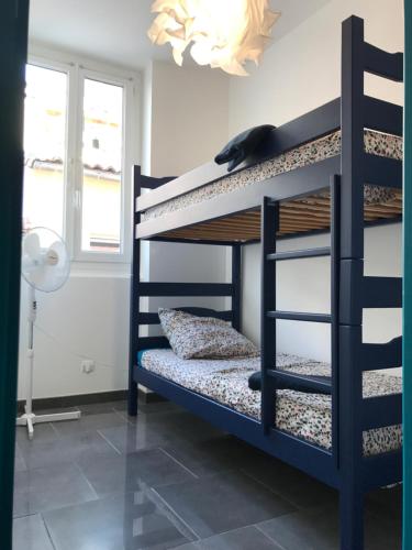 Poschodová posteľ alebo postele v izbe v ubytovaní Le dessus du panier
