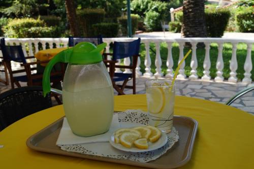 Brati - Arcoudi Hotel في أركودي: صينية مع ابريق من الليمون وصحن من الطعام