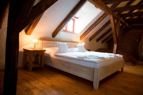 Una cama o camas en una habitación de Hotel U Hrabenky