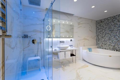 La salle de bains est pourvue d'une douche, d'une baignoire et d'un lavabo. dans l'établissement Hotel Spadai, à Florence