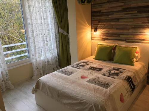 Una cama o camas en una habitación de Evergreen Sofia Apartment