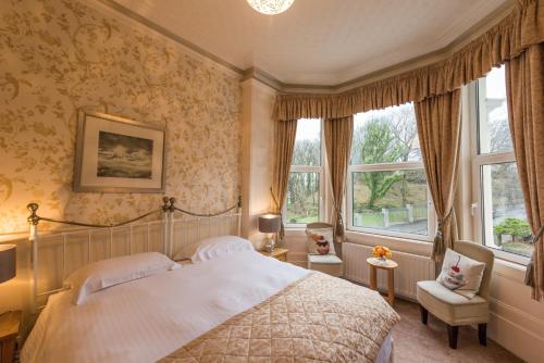 una camera da letto con un letto e una grande finestra di The Devonian a Douglas