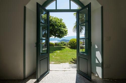 una puerta abierta con vistas a un patio en Charming villa Il Motto with pool, en Cissano