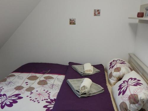Un pat sau paturi într-o cameră la Apartmán LEMON