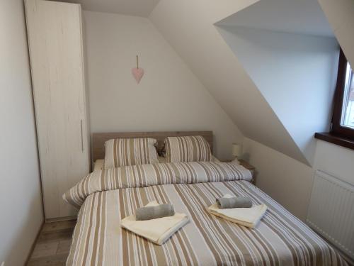 ein Schlafzimmer mit 2 Betten und Handtüchern darauf in der Unterkunft Apartmán LEMON in Tatranská Lomnica