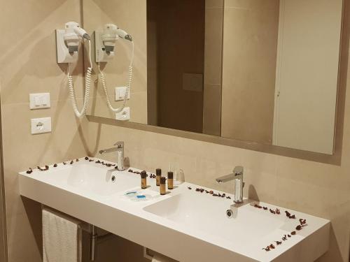 a bathroom with two sinks and a large mirror at Agriturismo Tenuta Don Giovanni in Melendugno
