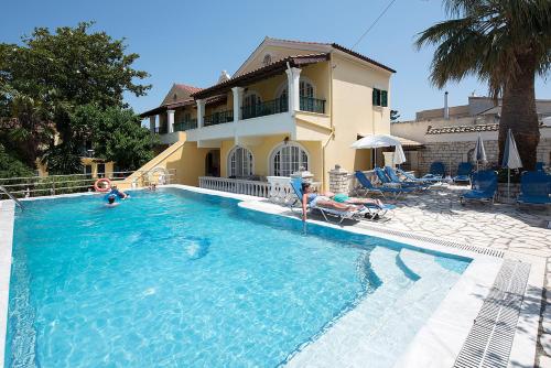 una casa con piscina delante de una casa en Andreas Pool Complex, en Corfú