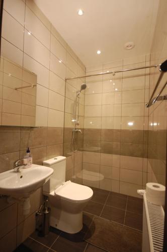 Bilik mandi di Hipnotic B&B