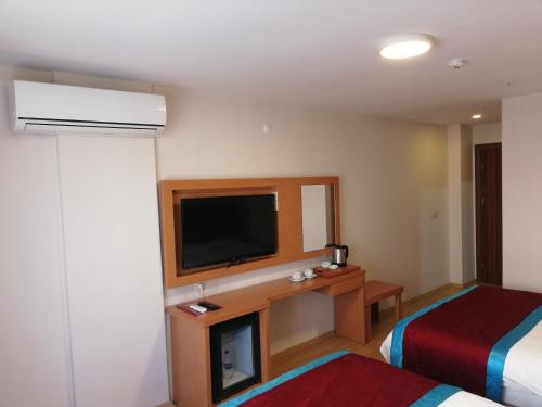 TV a/nebo společenská místnost v ubytování Bursa şahin hotel