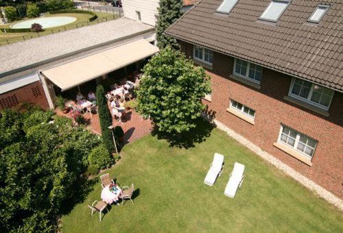 an overhead view of a garden with tables and chairs at Hotel zur Brücke in Kevelaer