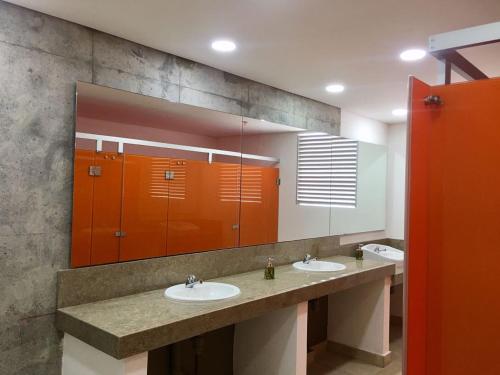 ein Badezimmer mit zwei Waschbecken und einem großen Spiegel in der Unterkunft Luxury Infinitum in Cartagena de Indias