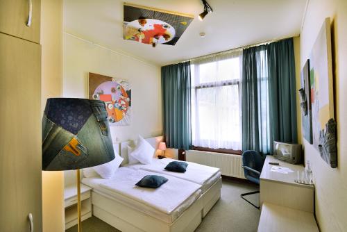 Postel nebo postele na pokoji v ubytování Berlin ART Hotel