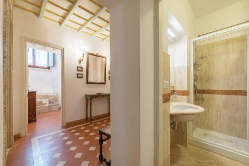 Kylpyhuone majoituspaikassa Campitelli Fascinating Apartment