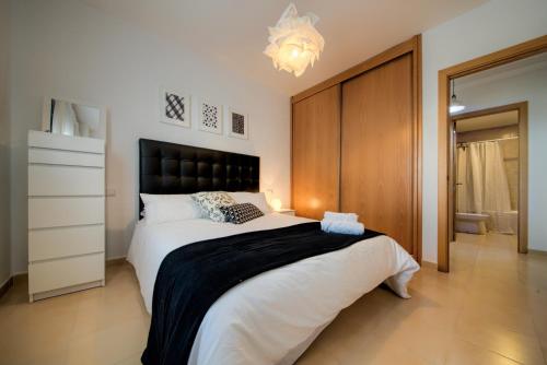 コニル・デ・ラ・フロンテーラにあるApartamento Danielのベッドルーム1室(大型ベッド1台、黒いヘッドボード付)