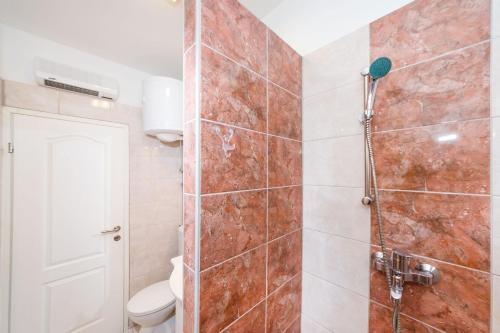 Bilik mandi di Apartman Nino