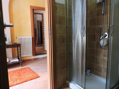 baño con ducha y puerta de cristal en Etna Hiking B&B, en Trecastagni
