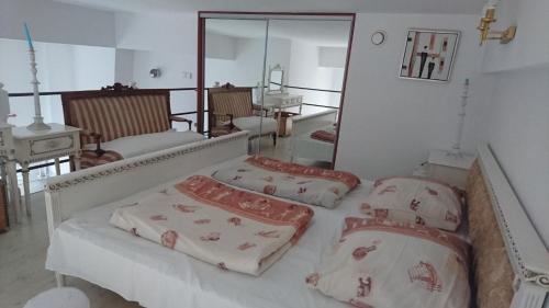 um quarto com 2 camas e um espelho em Apartament przy morzu "Jagoda" em Międzyzdroje