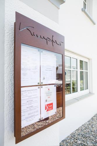 a sign on a wall in front of a window at Gasthof Garni Knupfer in Ehingen