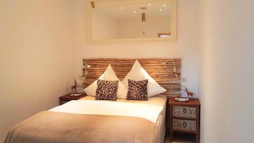 ウッカーミュンデにあるCosmeahouse App. Durbanのベッドルーム1室(枕2つ、鏡付)