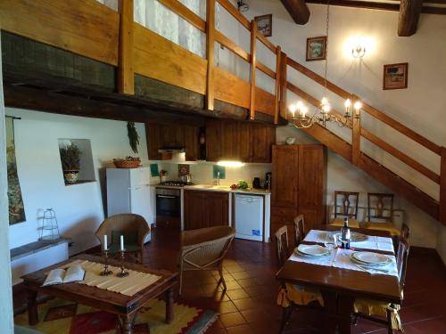 una cucina e una sala da pranzo con tavolo e sedie di Residenza Cornino a Castellina in Chianti