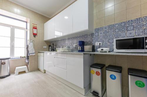Dapur atau dapur kecil di Help Yourself Hostels - Parede