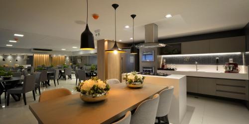 een keuken en eetkamer met een tafel en stoelen bij Solar Tambau Residencial in João Pessoa