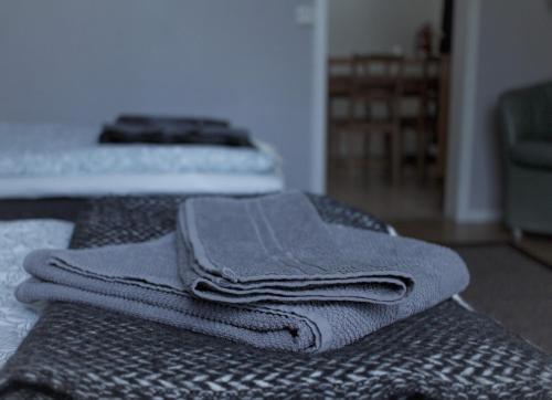 einen Stapel Handtücher auf dem Bett in der Unterkunft Gavle Apartments Hotel - Lexegränd in Gävle