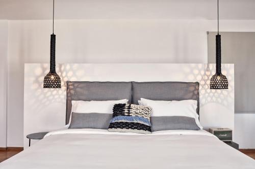 um quarto com uma cama grande e 3 almofadas em Periscope Suite Private Jacuzzi em Drafaki