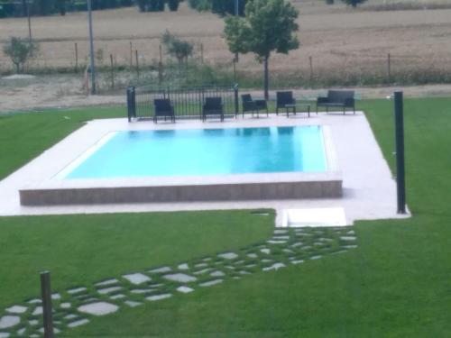 - une piscine avec des chaises et une table dans l'établissement B&B La Gioiosa, à Assise
