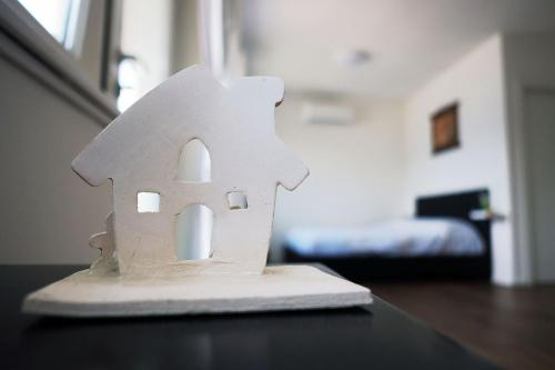 a toy house sitting on top of a table at Marina Apartments in Colico