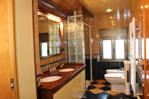 A bathroom at Apartamentos Turísticos Can Rocamora