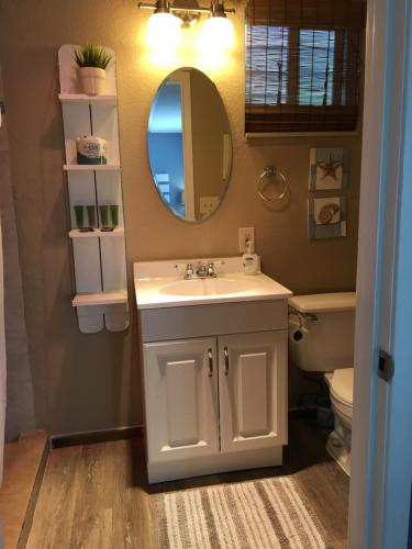 bagno con lavandino bianco e specchio di The Guesthouse Ocean View Cottages a Cannon Beach