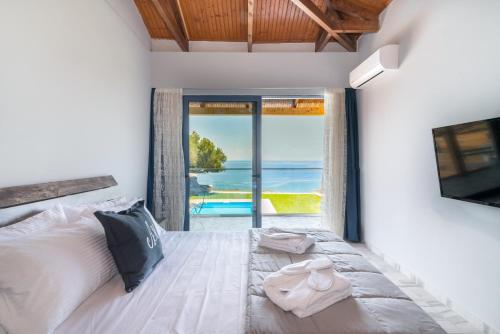 une chambre avec un lit avec vue sur l'océan dans l'établissement Villa Anna-Maria, à Zante