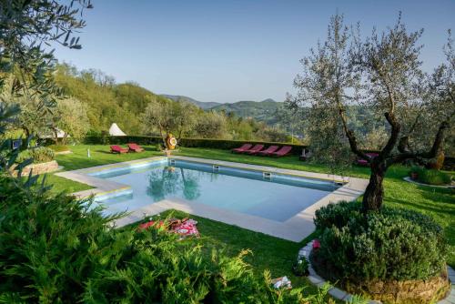 una imagen de una piscina en un patio en Agriturismo Il Pillone, en Montecatini Terme