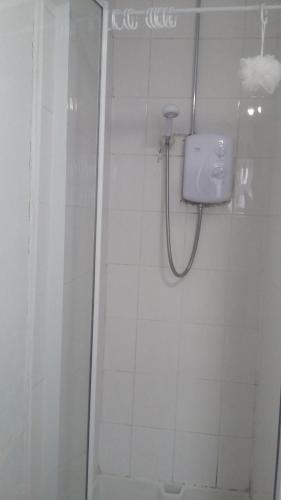 ブラックプールにあるThe Midwayの白いタイル張りのバスルーム(シャワー、トイレ付)