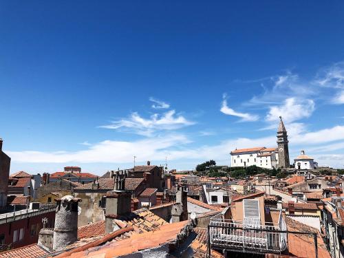 una vista di una città con tetti ed edifici di Altana Mario a Piran